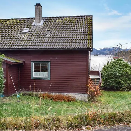 Sauvågen Semesterbostad Hjelmas